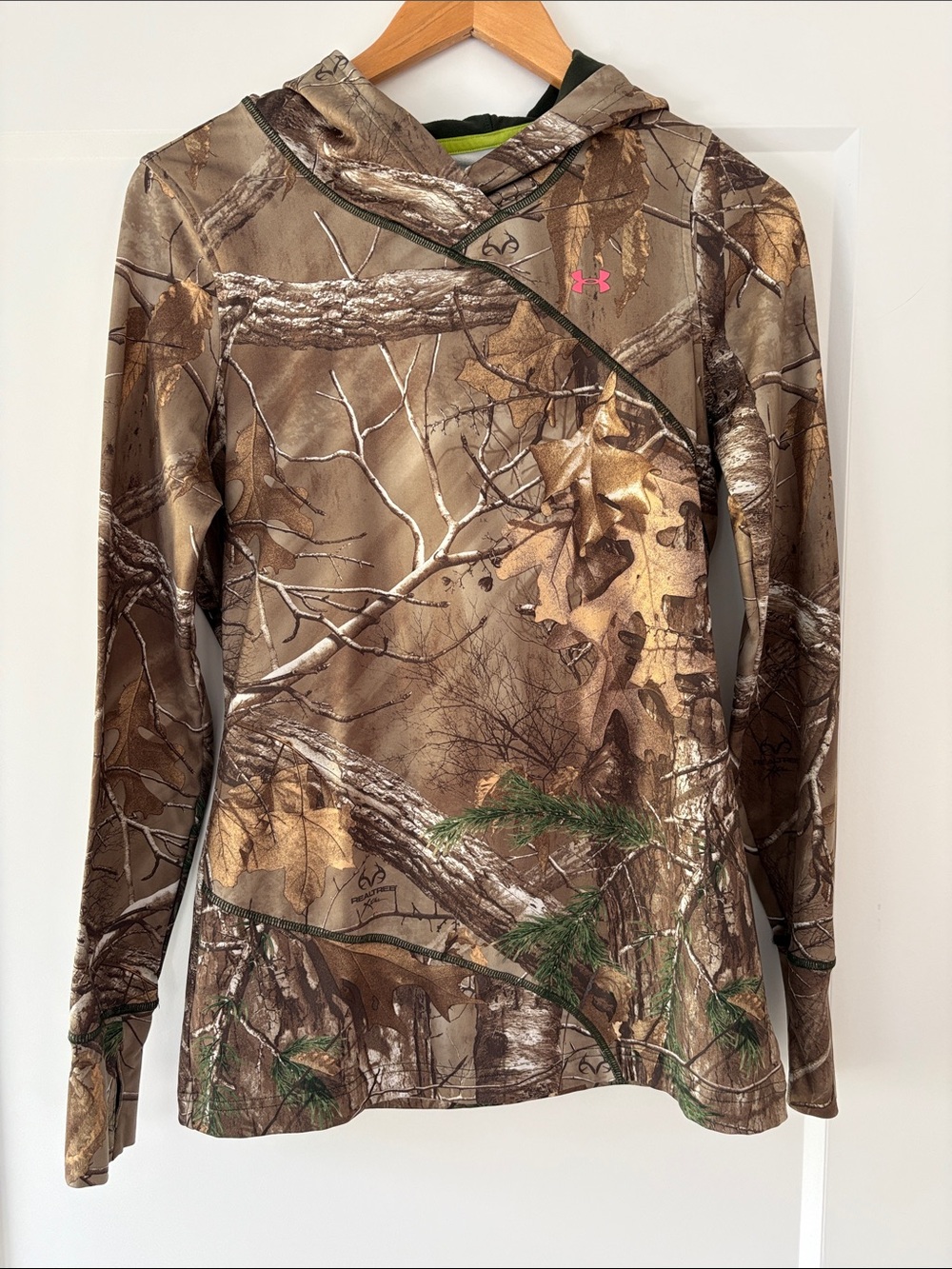 Under Armour Women’s Realtree Camo Hooded Performance Shirt